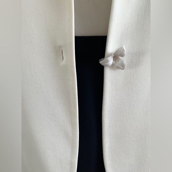 Chique pure white collarless long blazer jacket one single flower button US 10 - Picture 3 of 4